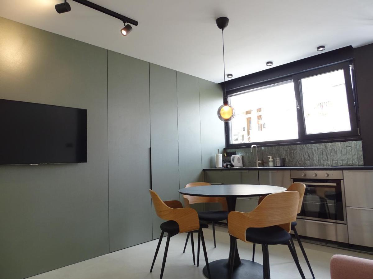 Modern Small House With A Terrace Split Exterior foto