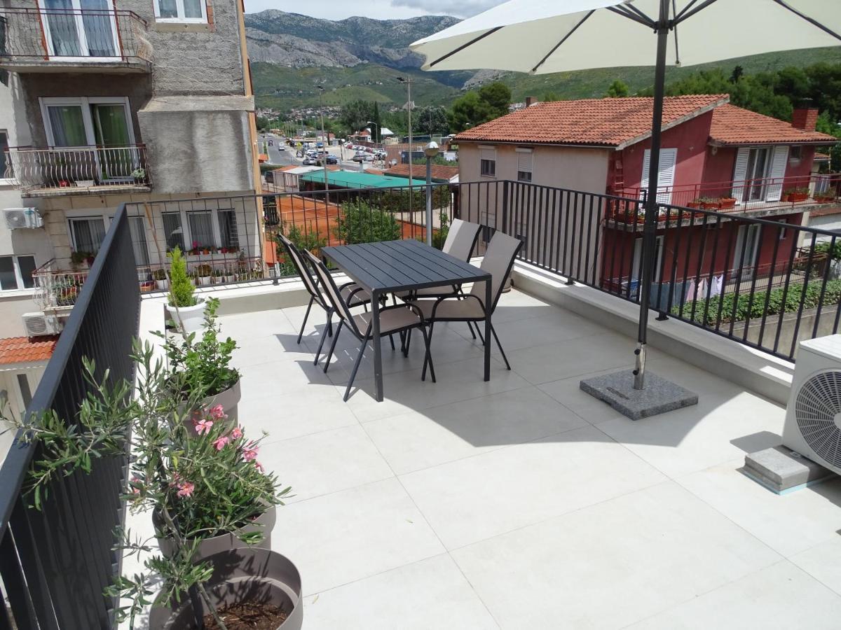 Modern Small House With A Terrace Split Exterior foto
